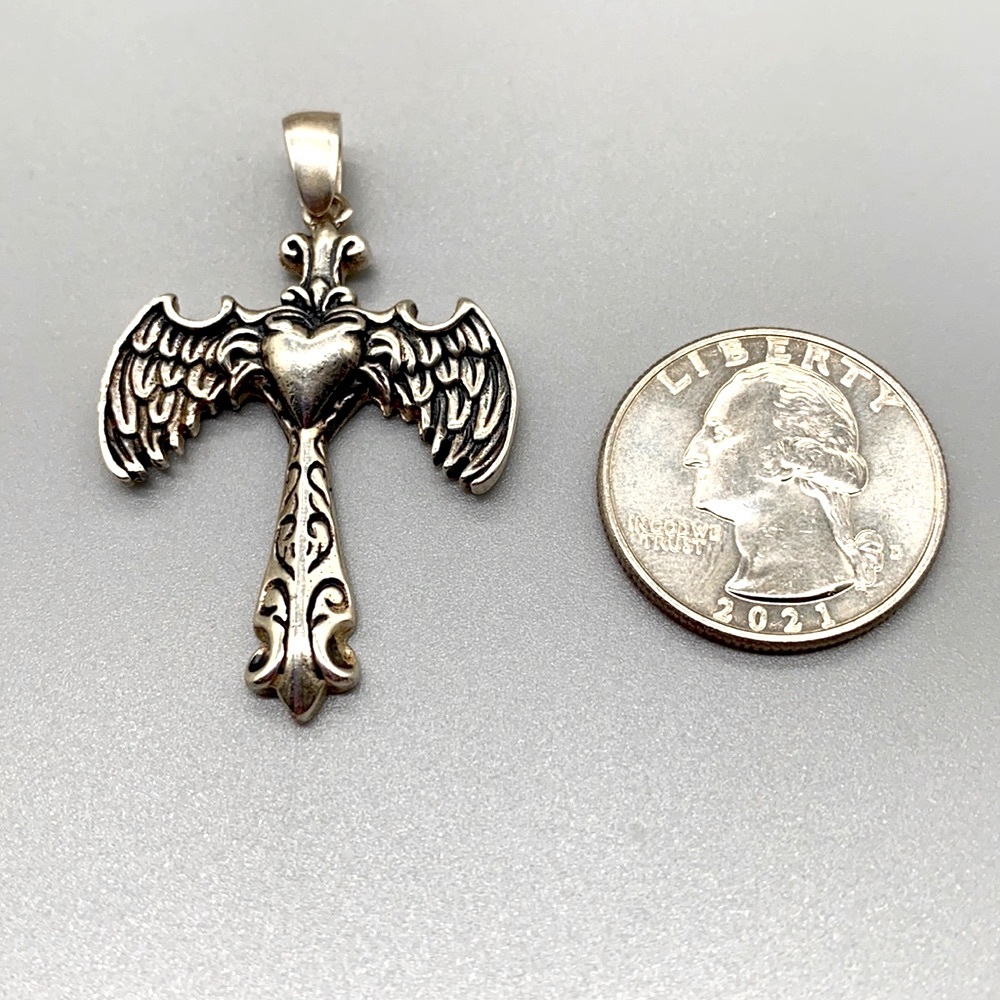 Gothic style sterling silver cross with wings and great detail on the front 💜 - Picture 3 of 7